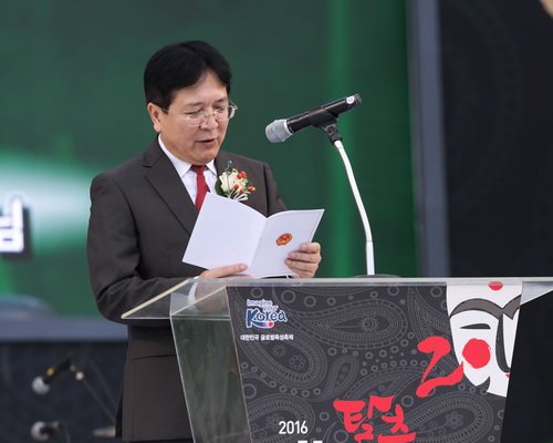 Thứ trưởng Vương Duy Biên phát biểu tại Khai mạc Lễ hội Du lịch Văn hoá Việt Nam 2016 tại Andong, Hàn Quốc